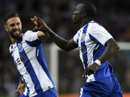 El mexicano Layún (I) celebra el gol anotado por Aboubakar. AFP / F. Leong