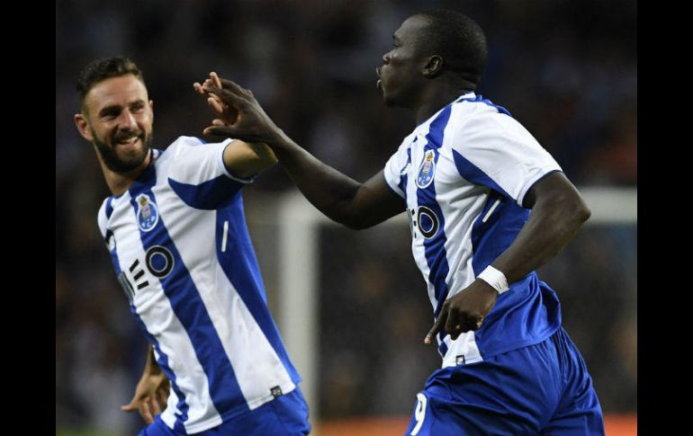 El mexicano Layún (I) celebra el gol anotado por Aboubakar. AFP / F. Leong