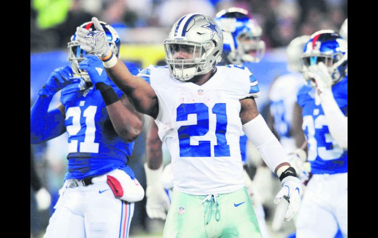 Ezekiel Elliott, corredor de los Cowboys, podrá jugar frente a los Giants después de que su suspensión de seis juegos quedara en pausa. AP /