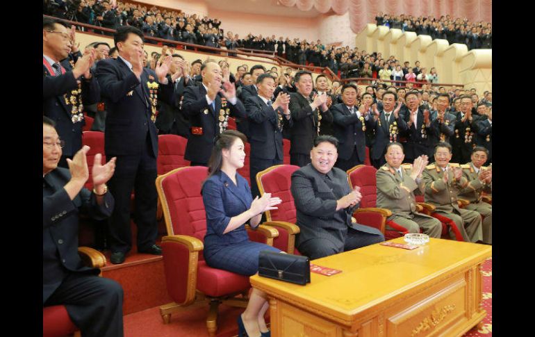 Este sábado, Corea del Norte celebró un banquete por el 69 aniversario del país, donde recibieron a Kim Jong-un con una ovación. AFP / KCNA