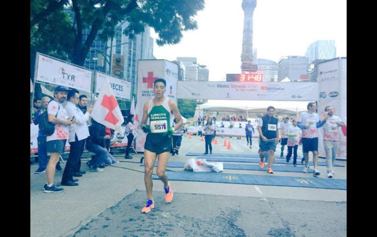 Darío Castro Pérez, quien forma parte del ejército mexicano fue el campeón de los 10 kilómetros. TWITTER / @CruzRoja_MX