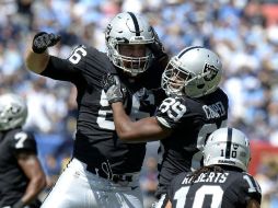 Amari Cooper (#89) celebra con Lee Smith (#86) tras realizar una anotación. AP / M. Zaleski