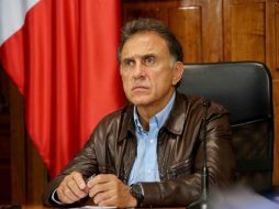 Yunes fue duramente criticado al distribuir los víveres bajo una asociación civil cuyo nombre hace referencia a él y su familia. ESPECIAL /