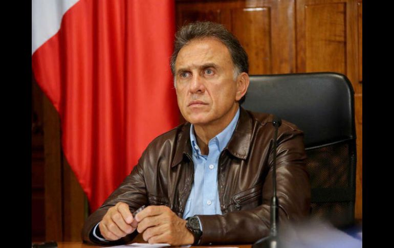 Yunes fue duramente criticado al distribuir los víveres bajo una asociación civil cuyo nombre hace referencia a él y su familia. ESPECIAL /