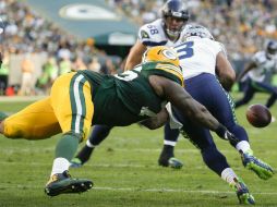 El defensive lineman Mike Daniels, de Green Bay, arrebató el balón a Russell Wilson. AP / M. Roemer