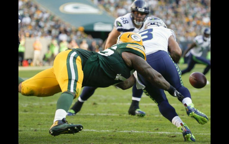 El defensive lineman Mike Daniels, de Green Bay, arrebató el balón a Russell Wilson. AP / M. Roemer