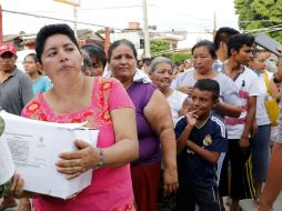 La asociación 'Yunete' entregó víveres que contienen los colores característicos del PAN. EFE / J. Nuñez