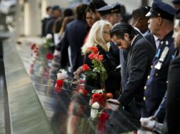 Cada año, durante el homenaje, se leen los nombres de fallecidos, se da un minuto de silencio y se tañen las campanas. EFE / J. Lane