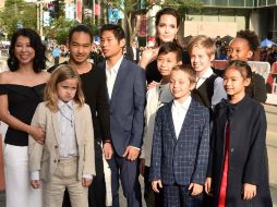 Angelina posó con sus seis hijos y junto con Luong Ung y los actores Kimhak Mun y Sareum Srey. AFP / A. Rodriguez