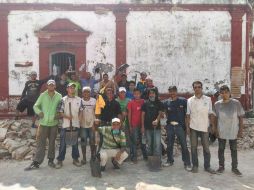 El grupo de hombres se organizó para limpiar los escombros de las casas y edificios que quedaron derrumbados por el sismo. TWITTER / @JehuPi