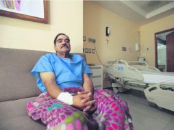 Bonifacio Hernández, originario de Durango, descansa en la habitación del hospital antes del trasplante de riñón que su hijo le donó. EL INFORMADOR / F. Atilano