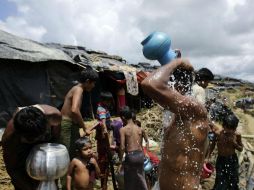 Refugiados rohinyás se bañan en un campamento temporal en Ukhiya, en Bangladesh. EFE / A. Abdullah