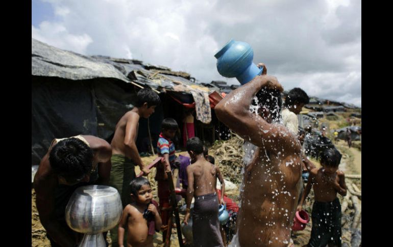 Refugiados rohinyás se bañan en un campamento temporal en Ukhiya, en Bangladesh. EFE / A. Abdullah