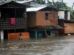 ‘Maring’ avanza hacia el mar del sur de China, adonde se adentrará el miércoles, a una velocidad de 15 kilómetros por hora. EFE / F. Malasig