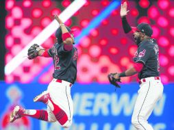 Francisco Lindor (i) y Austin Jackson celebran tras concretar la victoria número 20 de manera consecutiva para los Indios. AP /