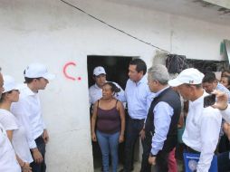 Miguel Ángel Osorio Chong y el gobernador de Chiapas, Manuel Velasco, realizaron un recorrido en Ejido Lázaro Cárdenas, en Chiapas. NTX / SEGOB