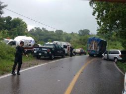 El impacto entre los vehículos provocó que ambos quedaran varados sobre la terracería. ESPECIAL / Protección Civil Jalisco