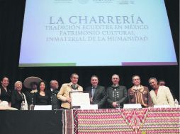 Celebración. Acto donde miembros de la Unesco otorgan el certificado de inscripción a la charrería. EFE /