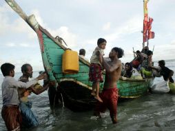 Refugiados de la etnia rohinyá caminan hacia la orilla tras cruzar el río Naf, que marca la frontera de Bangladesh y Birmania. EFE / A. Abdullah