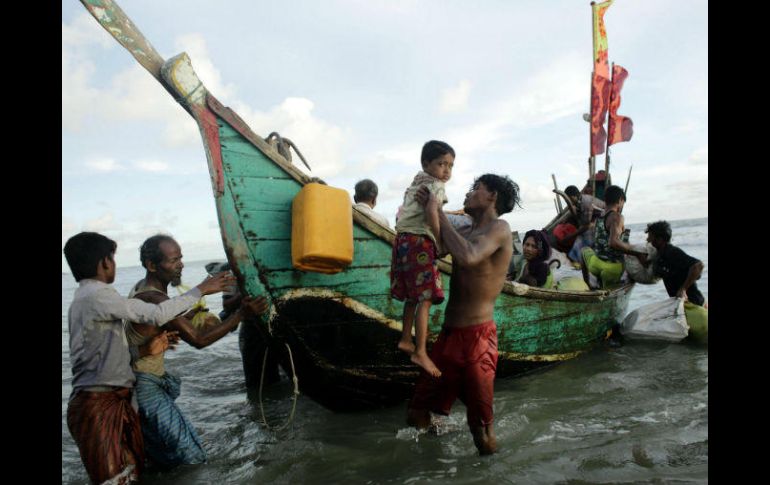 Refugiados de la etnia rohinyá caminan hacia la orilla tras cruzar el río Naf, que marca la frontera de Bangladesh y Birmania. EFE / A. Abdullah