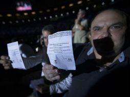 Un activista muestra una papeleta de votación del próximo referéndum durante un acto a favor de la independencia de Cataluña. NTX / A. Salamé