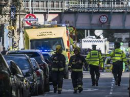 Miembros de los servicios de emergencia acordonan la zona de la estación de metro Parsons Green. EFE / W. Oliver