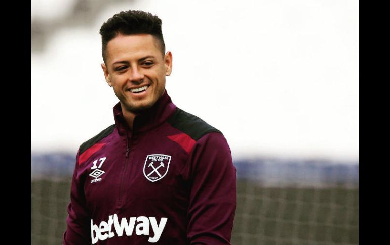 ''Chicharito'' buscará reencontrarse con el gol y ayudar a su club a salir con los tres puntos del estadio The Hawthorns. TWITTER / @WestHamUtd