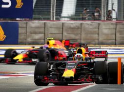 El dominio de los Red Bull les permite afrontar con buenas perspectivas la sesión de clasificación de mañana, sábado. EFE / D. Azubel