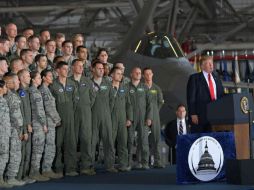 Ante la Fuerza Aérea estadounidense, Donald Trump confirmó que está listo para actuar si Norcorea lo pide. AFP / M. Ngan