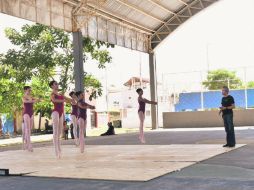 Héctor Hernández impartiendo clases en la isla de Holbox. ESPECIAL /