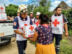 Voluntarios de la Cruz Roja han repartido ayuda en los municipios afectados de propia mano. TWITTER / @CruzRoja_MX