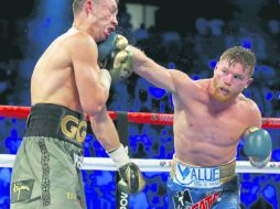 El 'Canelo' desfigura la cara de Golovkin, sin embargo no concluyó la ofensiva y el kazajo terminó la ruta. AFP /