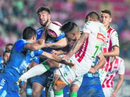 Acción. Los Rayos del Necaxa y la Franja de Puebla disputan el esférico en el Victoria. MEXSPORT / A. Juárez