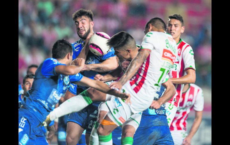 Acción. Los Rayos del Necaxa y la Franja de Puebla disputan el esférico en el Victoria. MEXSPORT / A. Juárez