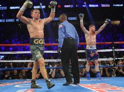 Tras el combate, Álvarez (d) habló de la posibilidad de una revancha. EFE / Cortesía Golden Boy Promotions