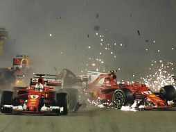 Pese al golpe de Verstappen, que también afectó a Raikkonen, el tetracampeón alemán pudo continuar en carrera dos curvas más. AFP / M. Vatsyayana