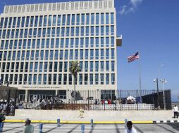 La embajada de Estados Unidos en La Habana reabrió sus puertas en 2015 bajo la administración de Obama. AP / ARCHIVO