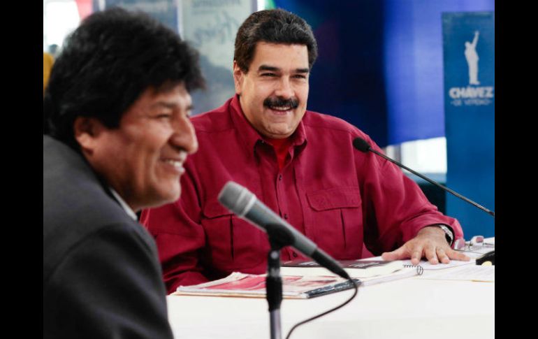 Maduro estuvo acompañado por Evo Morales en su programa de radio y televisión ‘Domingos con Maduro’. EFE / Palacio de Miraflores