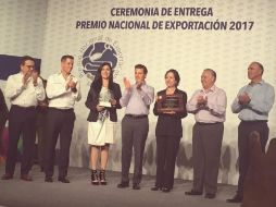 Representantes de la Univa recibieron el Premio Nacional de Exportación 2017 de manos del Presidente Enrique Peña Nieto. ESPECIAL /