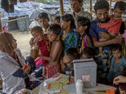 Un médico voluntario vacuna a varios niños rohinyás en un campamento de refugiados en Bangladesh. AP / D. Yasin