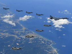 Cuatro cazas F-35B y dos bombarderos estratégicos B-1B de EU realizaron un simulacro de bombardeo sobre la península de Corea. EFE / Ministerio de Defensa surcoreano