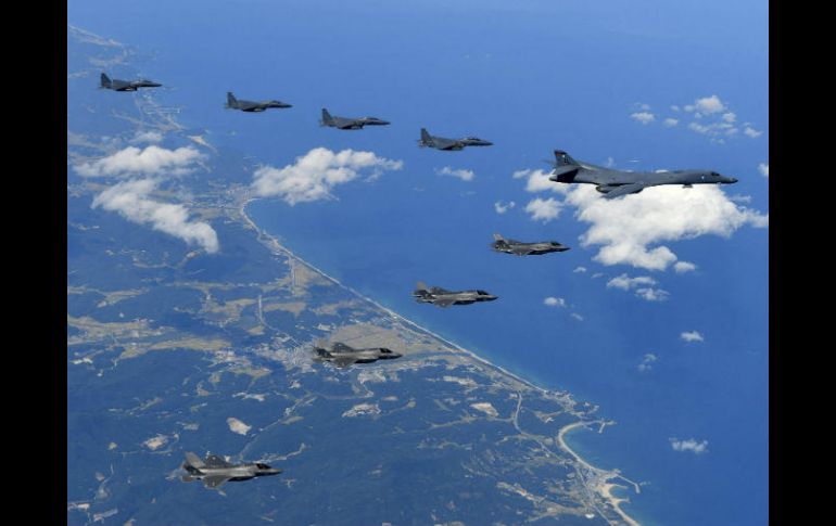 Cuatro cazas F-35B y dos bombarderos estratégicos B-1B de EU realizaron un simulacro de bombardeo sobre la península de Corea. EFE / Ministerio de Defensa surcoreano