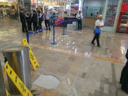 Parte del azulejo de la Terminal 1 se cuarteó tras el sismo. EL INFORMADOR / J. Lomelí