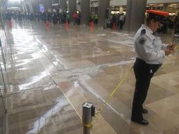 En superficies se observa desprendimiento de azulejos; trabajadores de la terminal resguardan las zonas dañadas. EL INFORMADOR / J. Lomelí