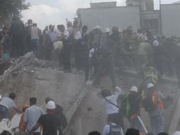 Cientos de personas intentan rescatar a personas con vida de edificios derrumbados. EFE / J. Méndez