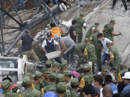 El Ejército y Fuerza Aérea ya realizan labores de rescate en las calles de la Ciudad de México. EFE / J. Méndez