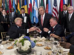 Antonio Guterres en medio de un brindis entre Trump y el rey de Jordania, en un banquete para jefes de estado. EFE / K. Haughton