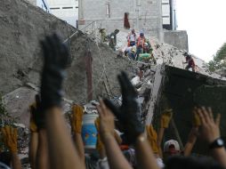 Servicios de emergencia y voluntarios están excavando entre los escombros de escuelas, oficinas y apartamentos. AP / G. Martínez