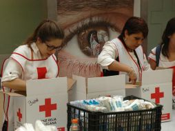 Jóvenes voluntarios trabajan en los centros de acopio que la Cruz Roja instaló. EFE / Z. Carrillo