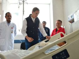 Alfredo del Mazo visitó a lesionados en el Hospital de Las Américas. TWITTER / @alfredodelmazo